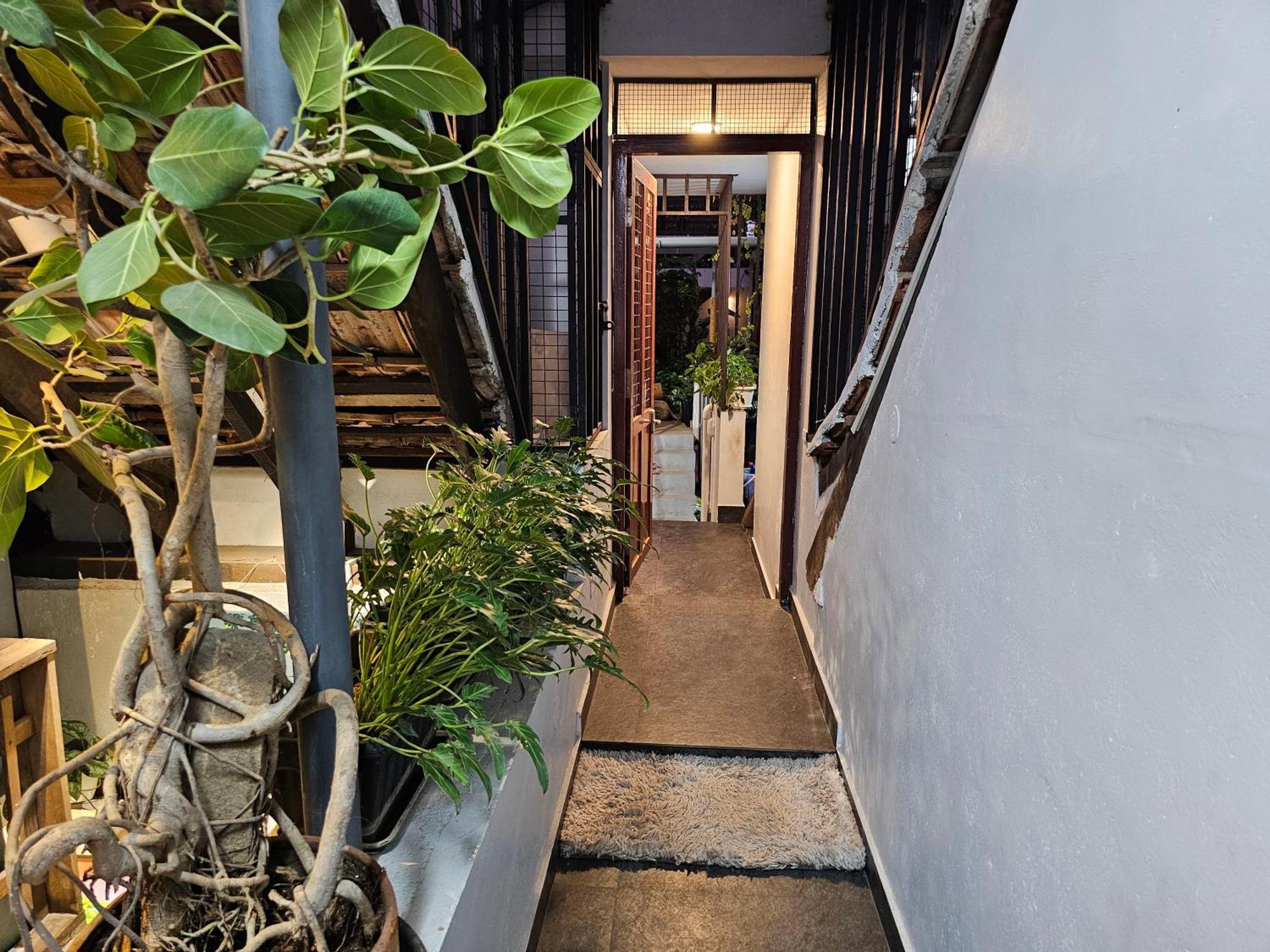 Homestay Idha Artists' Gallery - With Art *